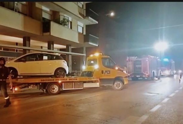 Cadono pezzi di cornicione dal palazzo davanti alla stazione di Fossano, auto danneggiate