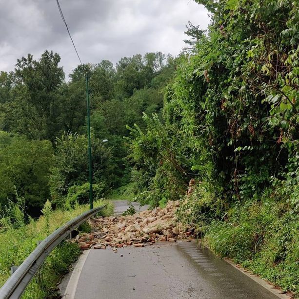 Chiusa via Santa Maria a Mondovì dopo le frane causate dal maltempo della notte