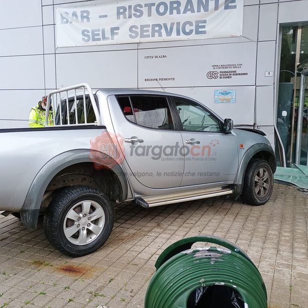 Perde il controllo del pick-up e si schianta contro l'ingresso della piscina comunale di Alba