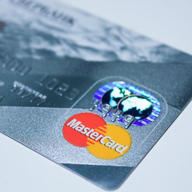 Rubò la carta di credito ad un sacerdote di Cuneo: 48enne assolto per difetto di querela