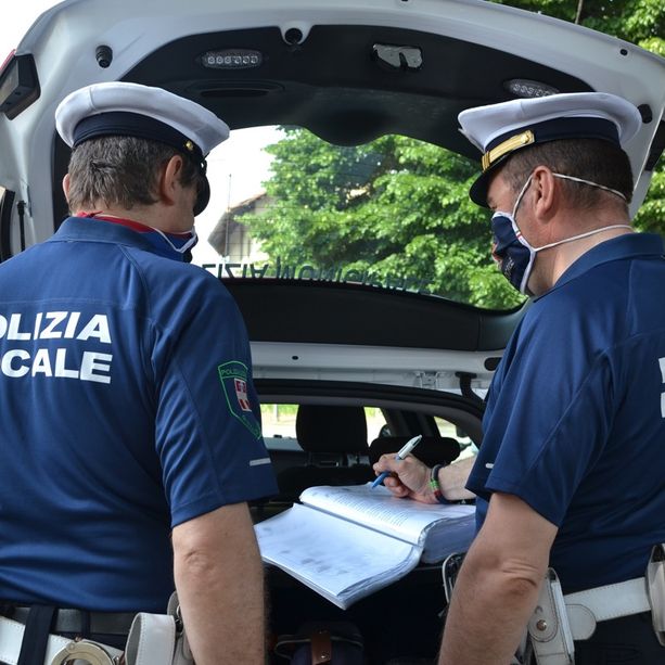 Senza mascherina, forniscono nomi falsi alla Municipale: denuncia per tre minori a Bra
