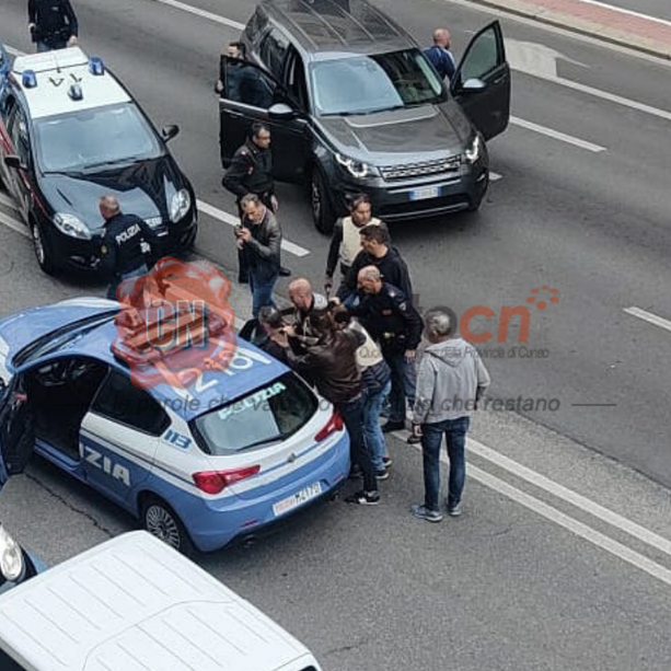 Semina il panico tra le vie di Cuneo sparando in aria con una pistola a salve