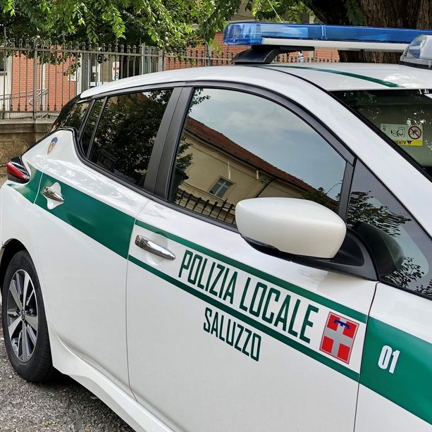 Sperona un'auto a Saluzzo e scappa, rintracciato e sanzionato dalla polizia locale