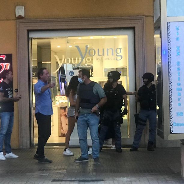&quot;Adesso sequestro qualcuno&quot;: la telefonata alla Polizia prima di prendere in ostaggio una commessa di Cuneo