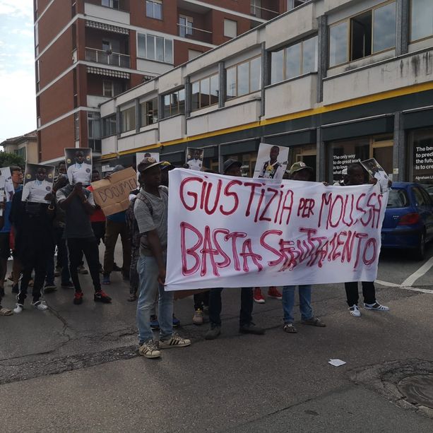 “Giustizia per Moussa. Basta sfruttamento”: braccianti africani in protesta a Saluzzo [FOTO]