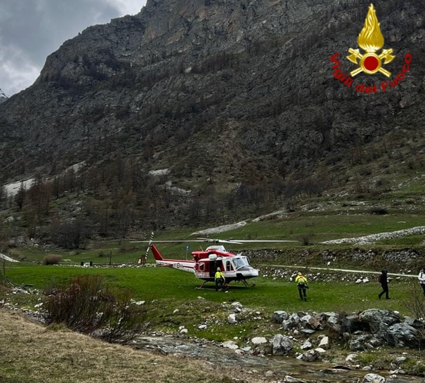 Perdono l'orientamento in valle Maira durante un'escursione: sette persone tratte in salvo dai Vigili del Fuoco