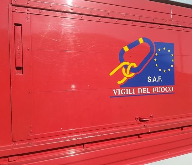 Cade col parapendio e rimane appeso ad un albero di 20 metri, soccorso dai vigili del fuoco