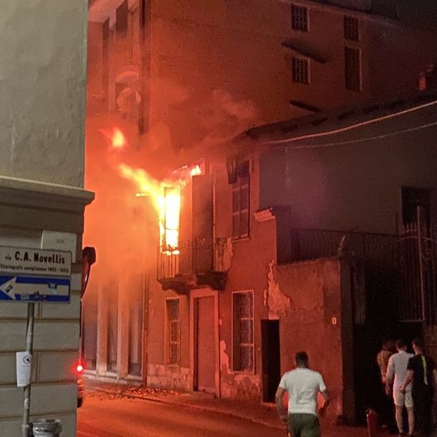 Violento incendio nella notte a Savigliano: tre persone ferite in un'abitazione andata distrutta