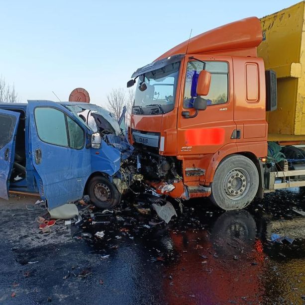 Frontale fra camion e minivan sulla provinciale 30 a Casalgrasso: un morto e quattro feriti gravi