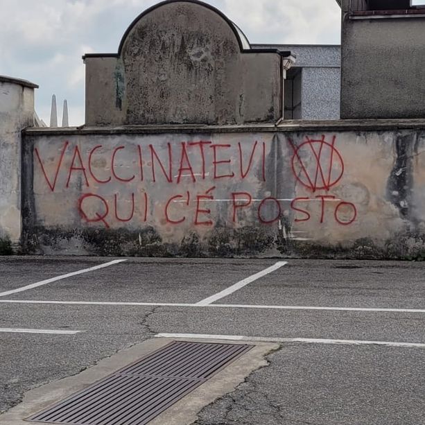 “Vaccinatevi, qui c'è posto”: scritte no vax anche sui muri dei cimiteri di Cuneo (FOTO E VIDEO)