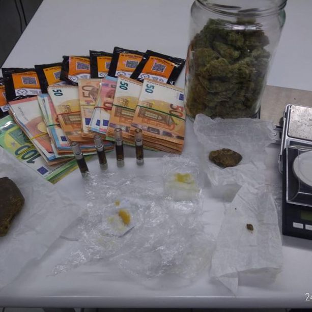 8mila euro nascosti nel tamburo africano e 70 grammi di hashish in poltrona: deferiti 2 ventenni di Piasco
