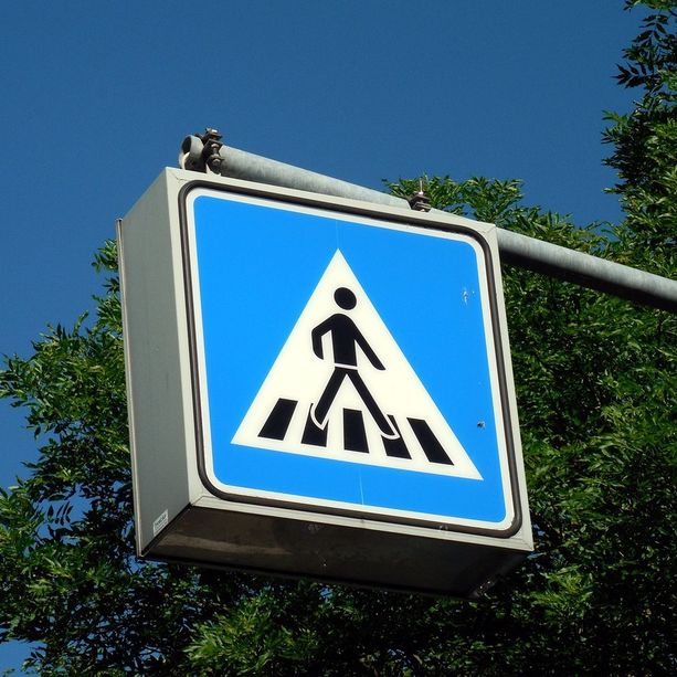 Automobilista non diede la precedenza ad un pedone, la situazione degenerò: due condanne