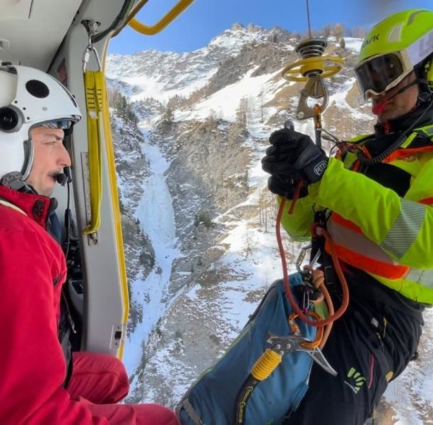 Cade mentre scala la cascata di ghiaccio del Martinet, alpinista soccorso a Pontechianale