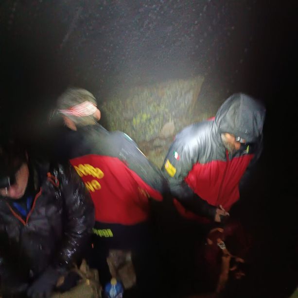 Ore di intervento al buio e sotto la pioggia per recuperare un escursionista bloccato a 2900 metri di quota: