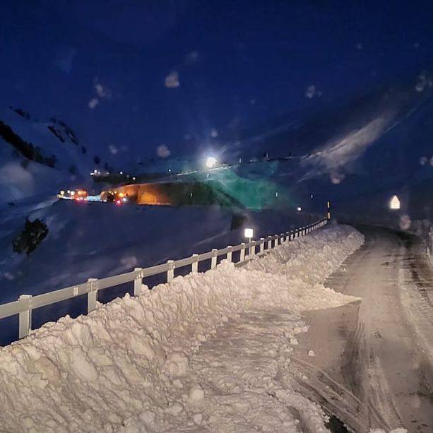 Abbandonati sul Colle della Maddalena trovano rifugio in un'auto