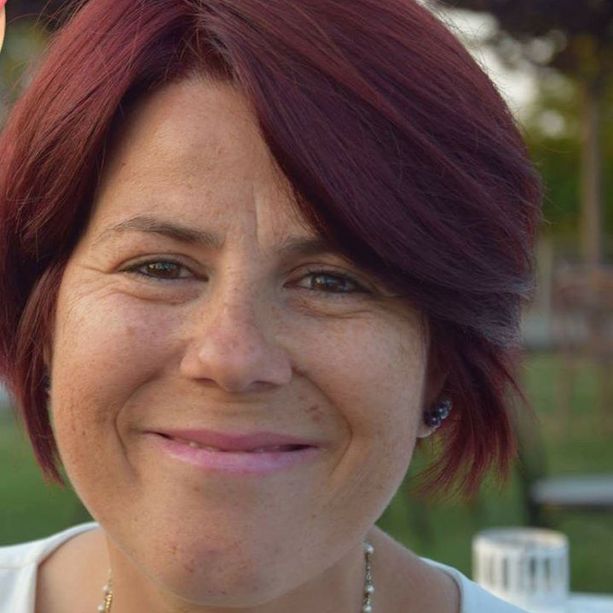 Il sorriso di mamma Stefania si spegne a soli 45 anni per una malattia incurabile