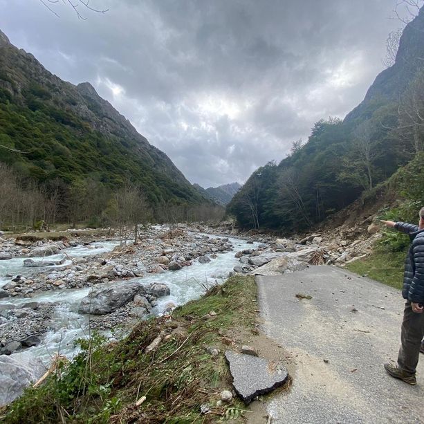 San Giacomo di Entracque è irraggiungibile, mancano due chilometri di strada, il sindaco: &quot;Dalla diga in su è uno scenario di guerra&quot; (FOTO E VIDEO)