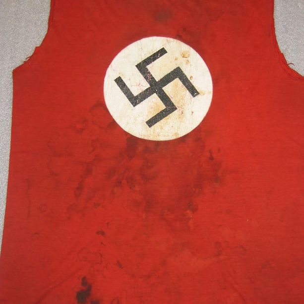 Mondovì ancora preda dell'antisemitismo: disegnata una svastica sul retro del municipio