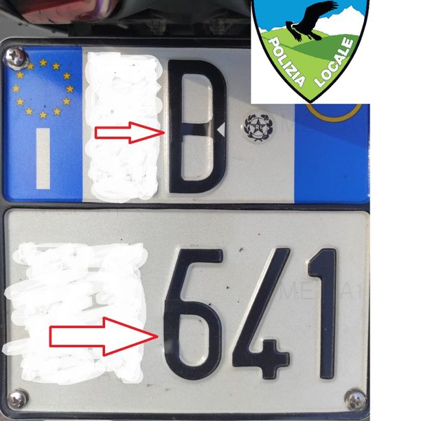 Targa contraffatta con nastro adesivo per sfrecciare in moto sulle strade dell'Alta Langa