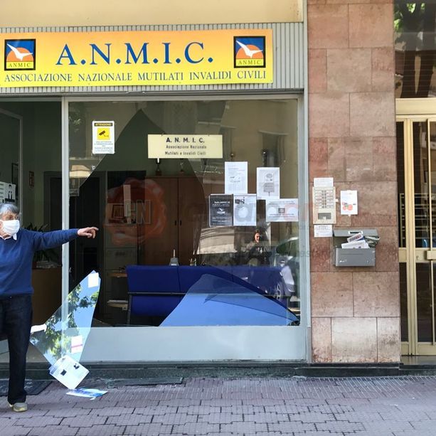 Litigano per un caricatore del telefono e sfondano la vetrina dell'Anmic a Cuneo