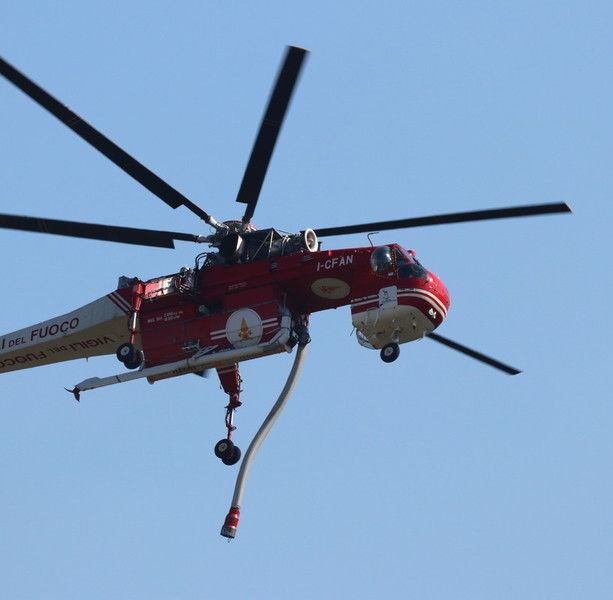 Ampio incendio sopra Dronero. Avviati lanci d'acqua aerei, un soccorritore ferito