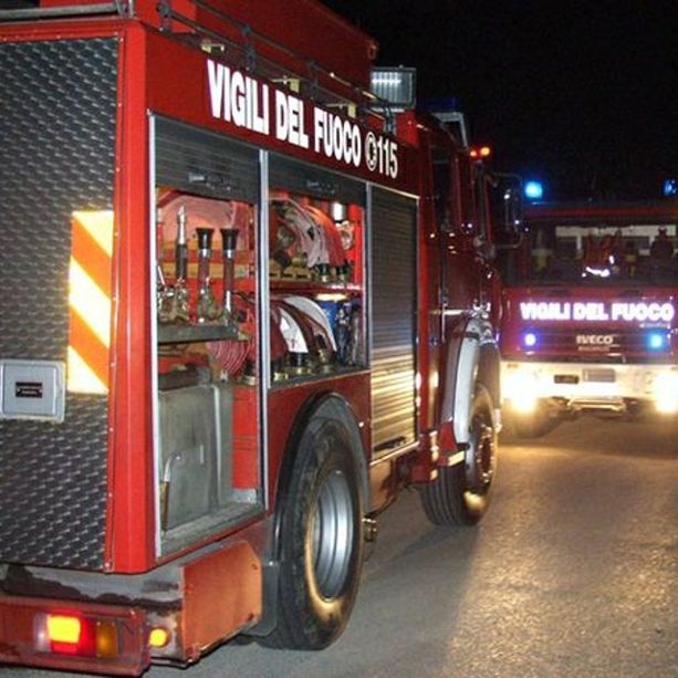 A fuoco un'abitazione di frazione Luscheia a Lagnasco: squadre dei vigili del fuoco in azione