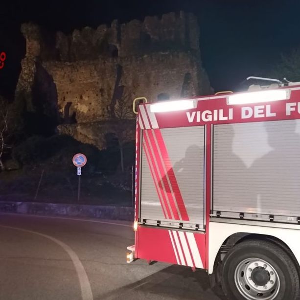 Villafalletto, scivola dal muretto del castello in piazza Mazzini: sul posto i vigili del fuoco