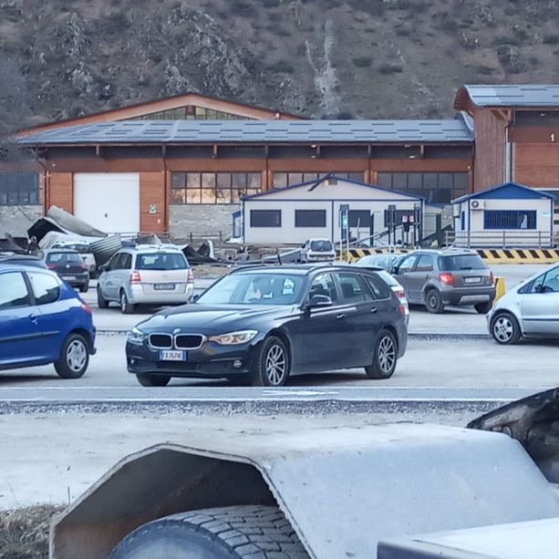 Forti raffiche di vento in tutta la Granda: tetti scoperchiati e persone evacuate