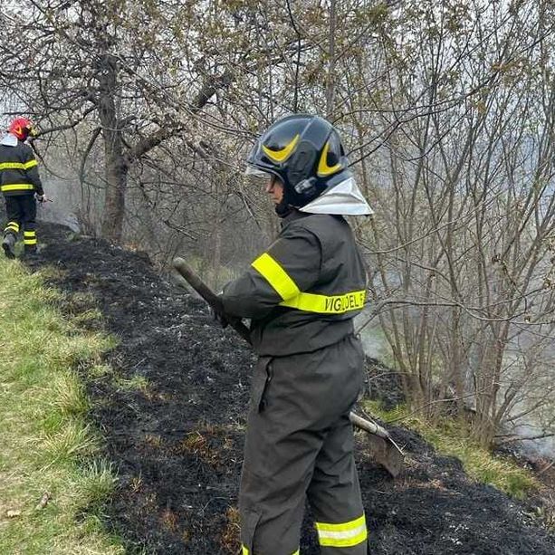 Scoppio in un garage e sterpaglie in fiamme: Vigili del Fuoco e Aib al lavoro tra Mondovì e Viola