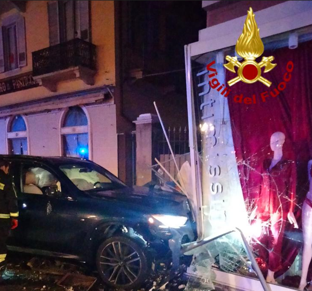 Mondovì, sfonda la vetrina di un negozio a Breo
