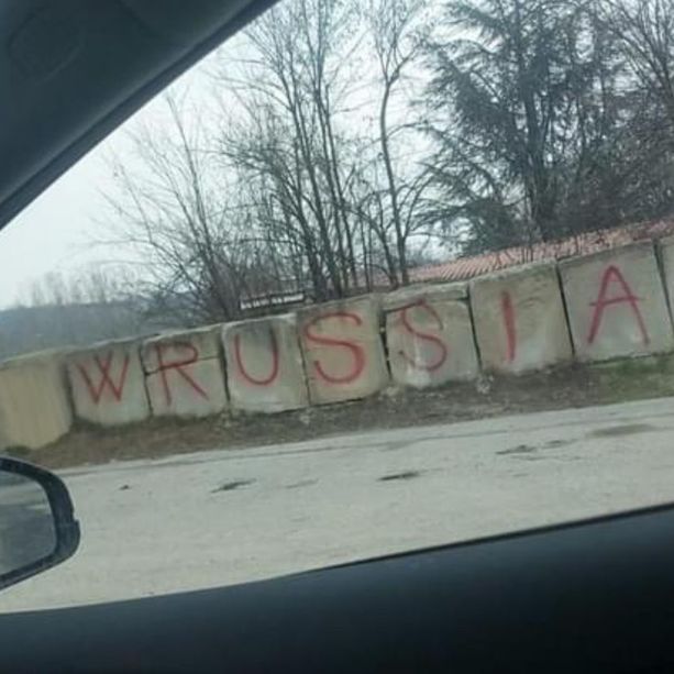 A Clavesana una scritta pro Russia a caratteri cubitali, il sindaco Gallo: &quot;Non ci sono parole, l'abbiamo già rimossa&quot;