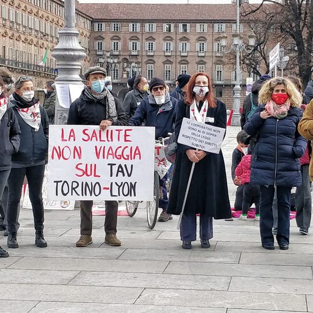 Covid, la &quot;Società della Salute&quot; in piazza Castello: &quot;Reddito e aiuti per tutti fino alla fine della pandemia&quot;