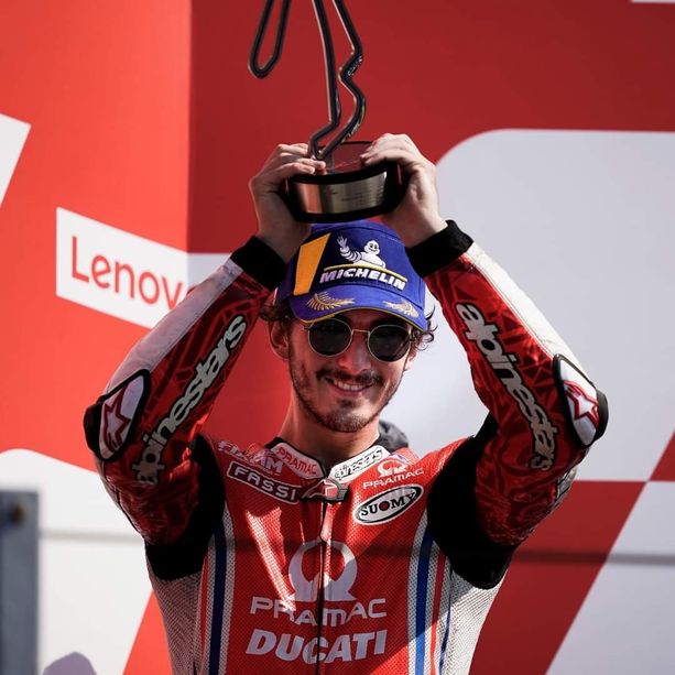 Pecco Bagnaia sul podio dopo 5 settimane di stop