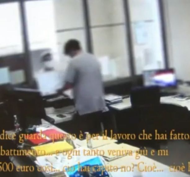 Quattromila euro per avere la cittadinanza. Il video con la consegna delle bustarelle