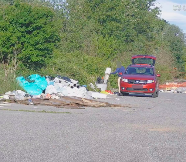 Ancora rifiuti abbandonati a Settimo, multa salata per il colpevole