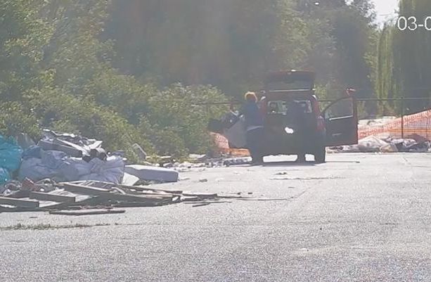 Abbandono rifiuti a Settimo Torinese: i responsabili individuati grazie alle videocamere