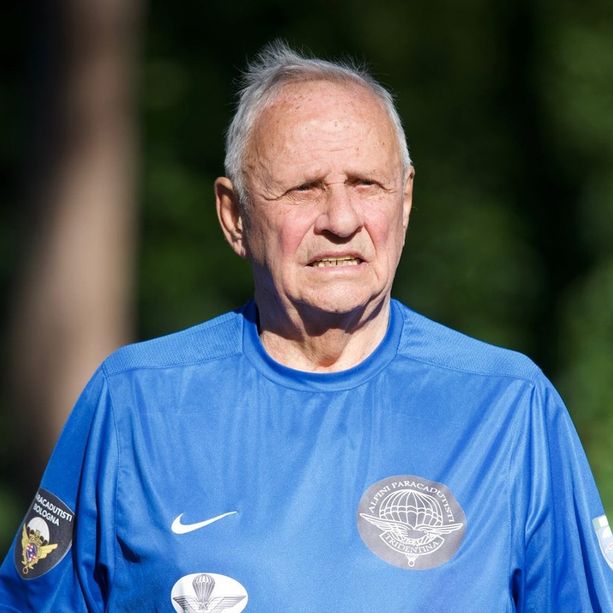 A 87 anni fa il giro dei laghi del nord Italia a piedi: Alessandro Belliere arriva a Ivrea