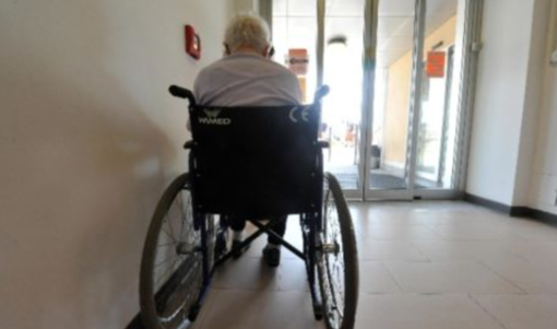 Vaccini anti Covid: &quot;Ancora niente vaccino per mio padre, 97 anni, non autosufficiente&quot;