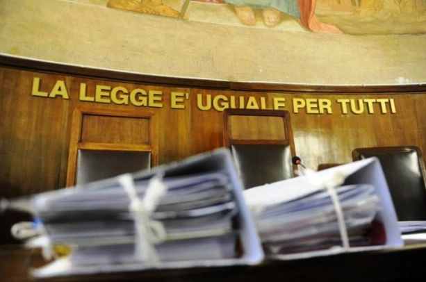 Paga un uomo per spezzare le dita al figlio chirurgo perché non accetta che sia gay: condannato a due anni