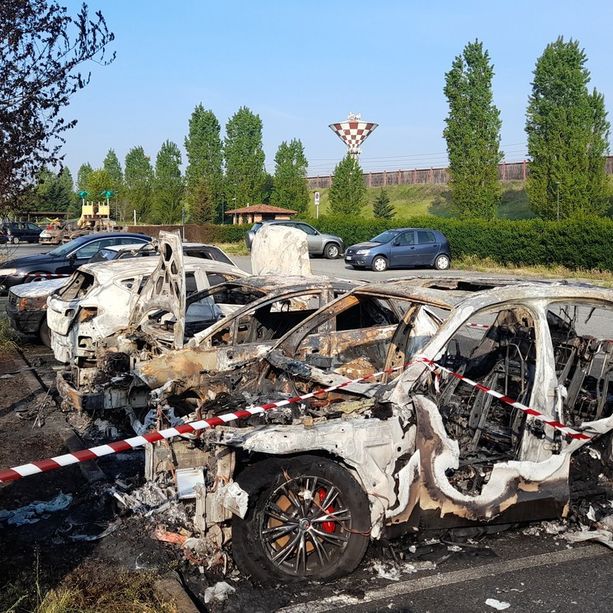 Brandizzo brucia ancora: altre tre auto incendiate in via Peppino Impastato