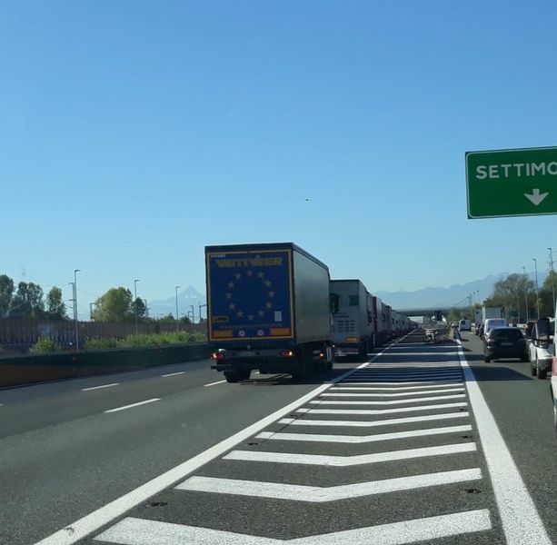 Rimorchio si stacca da un tir e si schianta contro un guardrail: è accaduto a Settimo