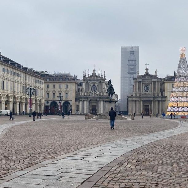Centro deserto, code fuori dagli alimentari: la Vigilia a Torino in zona rossa [FOTO]