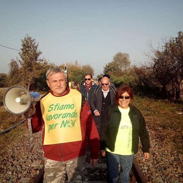 A piedi sui binari della linea ferroviaria Chivasso-Asti: oltre 200 i partecipanti