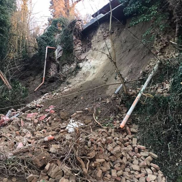 Crolla una parte di collina sulla Provinciale 100 che collega San Sebastiano Po a Lauriano