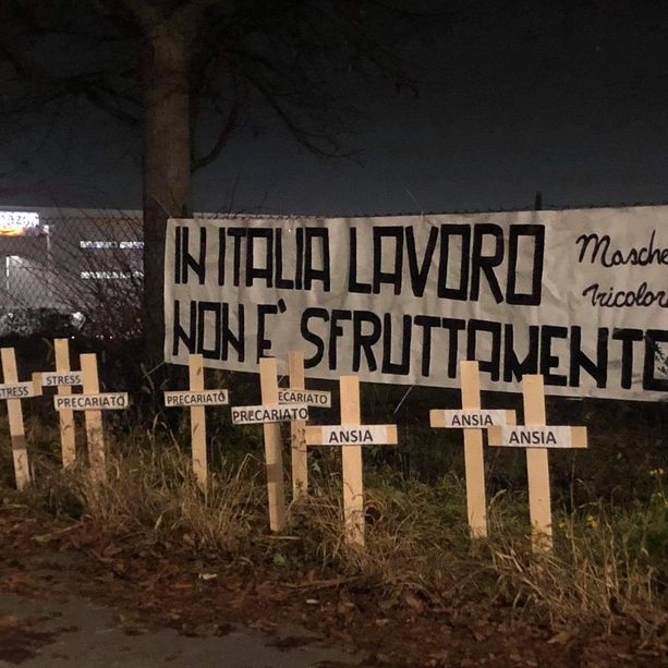 Protesta delle Mascherine Tricolori: un cimitero davanti alle sedi Amazon di Torrazza e Vercelli