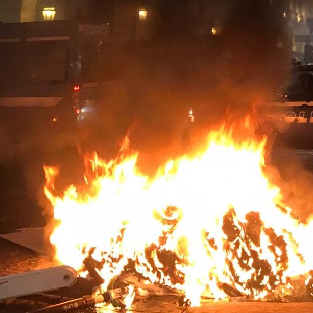 Guerriglia e bombe carta in piazza Castello: 7 arresti e 2 denunce alla manifestazione anti-coprifuoco. Feriti due poliziotti [FOTO E VIDEO]