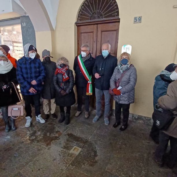 Pietra d’inciampo a Chivasso per ricordare il commerciante Arrigo Levi
