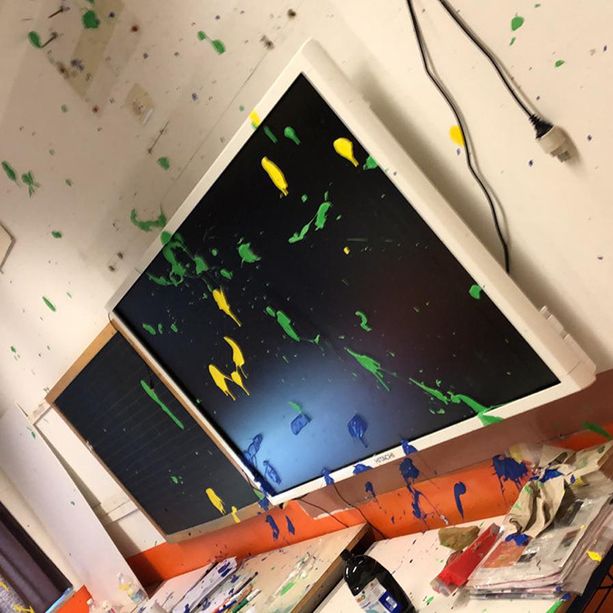 Vandali alla &quot;Guglielmo da Volpiano&quot;, imbrattate pareti e lavagne multimediali