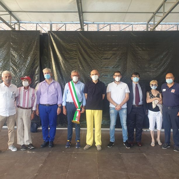 Chivasso premia gli eroi del Covid nel cortile del Municipio