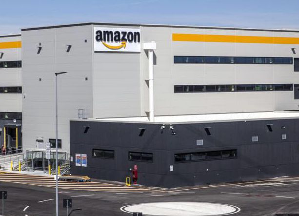 Amazon interverrà per risolvere i problemi causati dai mezzi pesanti parcheggiati sulla Sp 90 a Rondissone